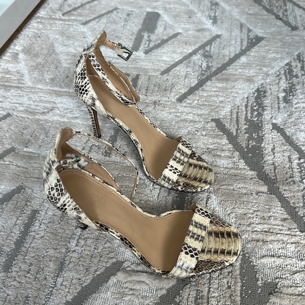 Michael Kors sandals size 6 print